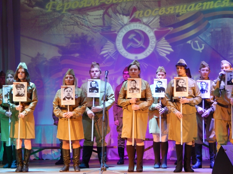 На сцене участники художественной самодеятельности Кирсановского РДК